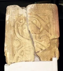 Rothbury-Kreuzschaftfragment, verziert mit einer bewohnten Schriftrolle, 800-850 n. Chr.